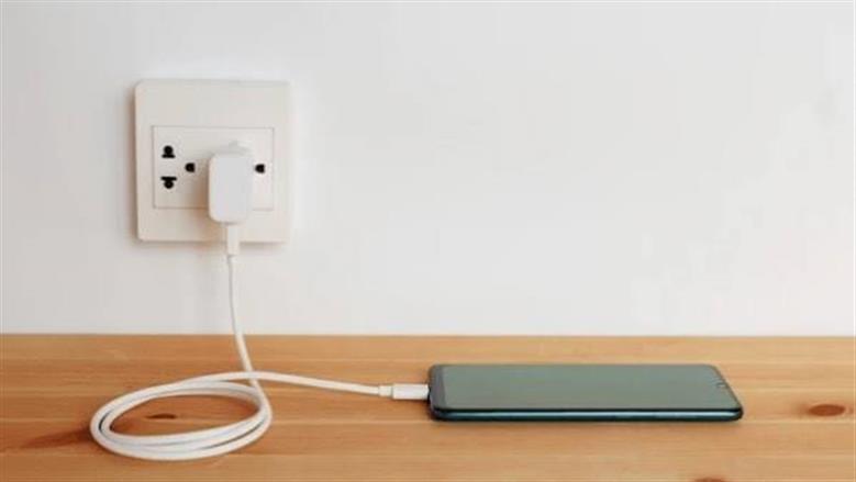 هل ترك الشاحن في الكهرباء يرفع الفاتورة؟.. حقيقة يجب معرفتها