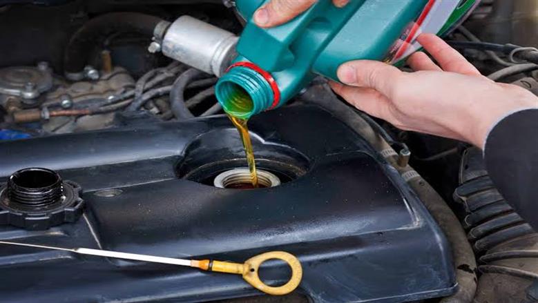 الأسعار تقفز 3 أضعاف.. شركات السيارات العالمية تتحرك لتجنب أزمة زيت المحركات