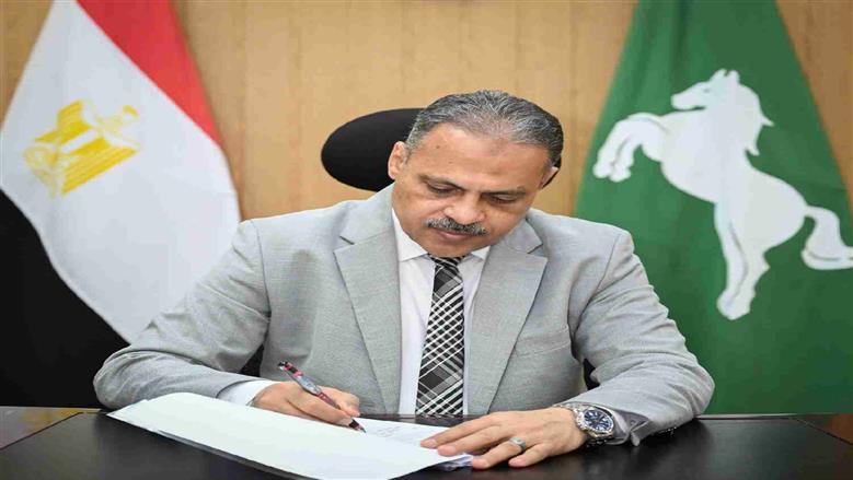 محافظ الشرقية يصدر 25 قرارًا تأديبيًا بحق 60 من العاملين المقصرين