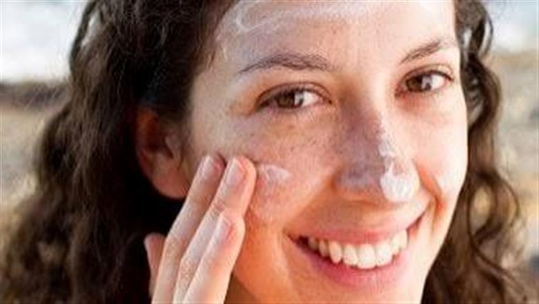 أخطاء شائعة عند استخدام واقي الشمس.. تجنبيها لحماية بشرتك