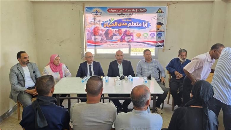 رئيس مركز سمالوط يشهد تسليم شهادات محو الأمية لعدد من مواطني قرية «إسطال»