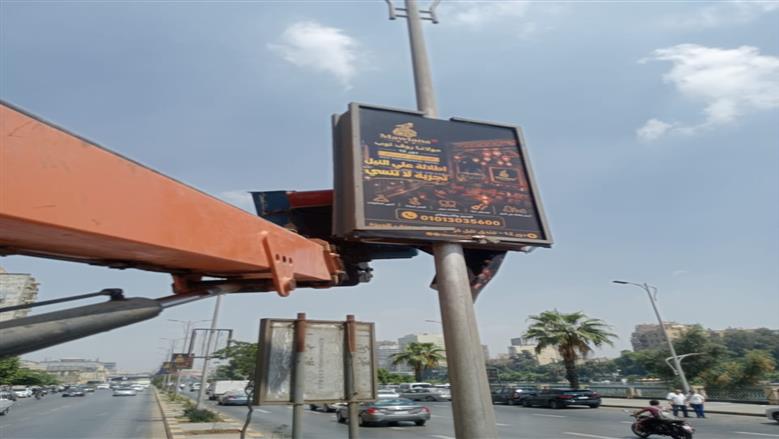 حي العجوزة يواصل حملاته لإزالة الإعلانات المخالفة ورفع الإشغالات من الشوارع