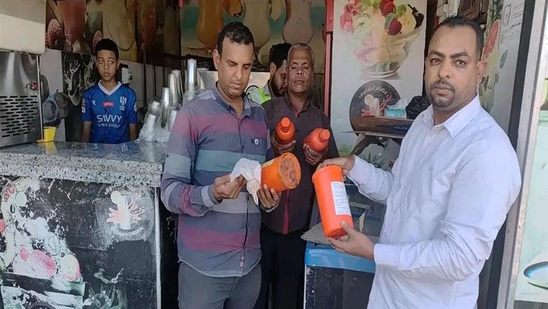 «تموين الأقصر» تضبط مادة ثاني أكسيد التيتانيوم داخل عصارات قصب ومحال عطارة