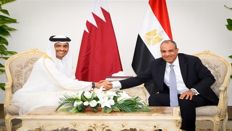 عبد العاطي يبحث مع رئيس وزراء قطر تعزيز العلاقات الثنائية ومستجدات الأوضاع الاقليمية