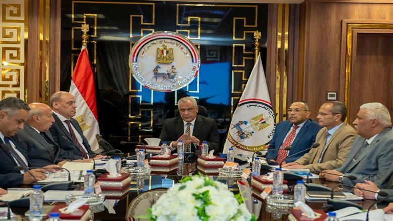 وزير الدولة للإنتاج الحربي يتابع خطط الشركات المصنعة للذخائر