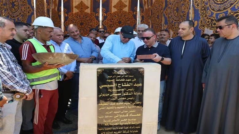 محافظ المنيا يضع حجر أساس مدرسة الروضة الابتدائية بتكلفة 19.75 مليون جنيه
