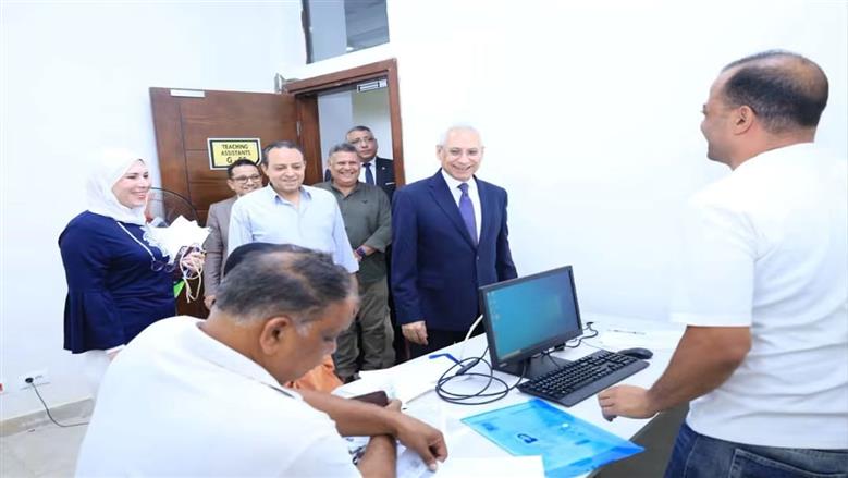 رئيس جامعة المنيا الأهلية يتابع إجراءات القيد النهائي للطلاب ويوجه بتذليل العقبات