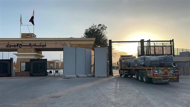 الهلال الأحمر يدفع بأطنان من المساعدات الغذائية والإغاثية لدعم الأشقاء الفلسطينيين