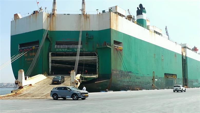 استقبال مينائى شرق وغرب بورسعيد لسفينتي دحرجة سيارات خلال 48 ساعة