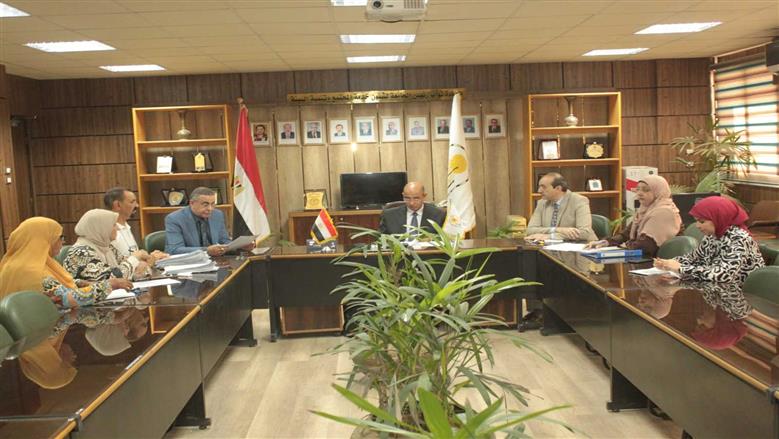 جامعة أسيوط تبحث دعم العاملين وتخفيف الأعباء المالية عنهم
