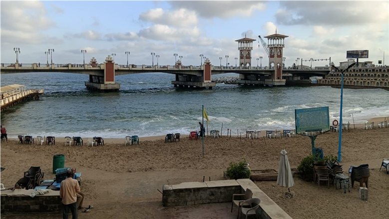 محافظ الإسكندرية يعلن استمرار رفع درجة الاستعداد بسبب اضطراب البحر وارتفاع الأمواج غدا