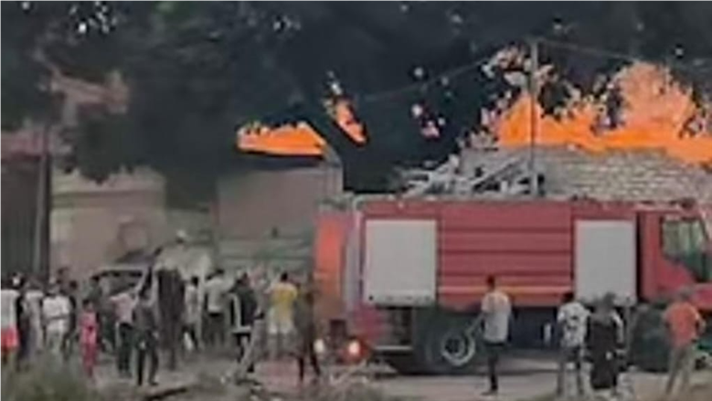 «الحماية المدنية» تكثف جهودها للسيطرة على حريق بمصنع تنر بالإسكندرية.. 15 سيارة إطفاء