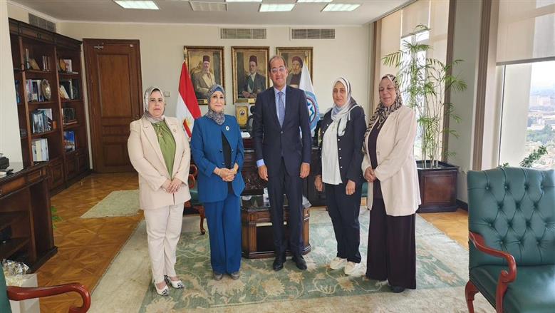 نقيب التمريض تبحث مع وزير المالية دعم وتحسين أوضاع هيئة التمريض.. وملفات الحوافز والدرجات المالية