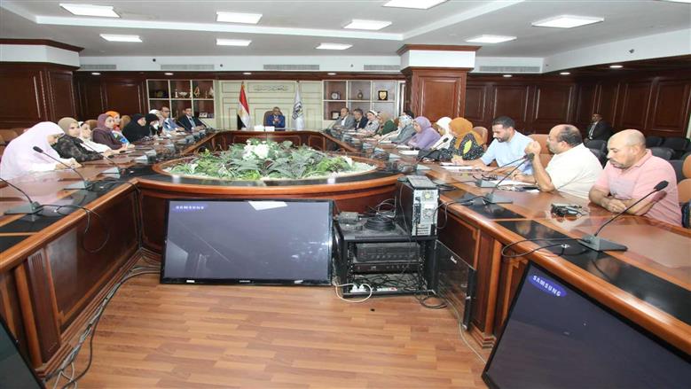 محافظ بني سويف يناقش مقترحات «التطوير المؤسسي» مع حملة الماجستير والدكتوراه