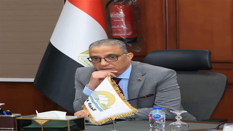 محافظ الجيزة يطمئن المواطنين: لا إصابات بسبب الزلزال وغرف العمليات تتابع الموقف