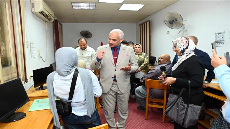 رئيس جامعة أسيوط يتابع انتظام العمل بمقري التنسيق الإلكتروني للقبول بالجامعات