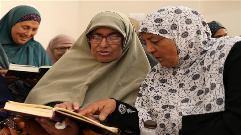 «تحدي العمر».. مُسنَّات «بيلا» يهزمن الأمية بنور القرآن الكريم