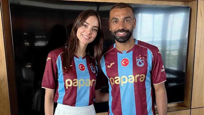 حقيقة أم ذكاء اصطناعي.. من هي «إيشان أكسوي» التي ظهرت مع محمد صلاح بقميص طرابزون؟