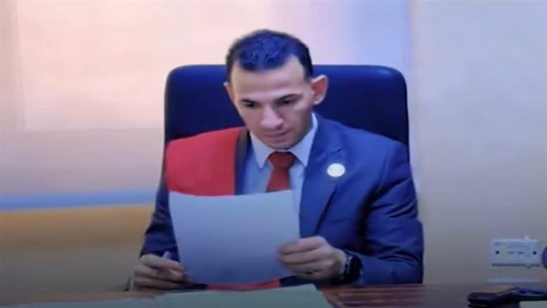 محمود الجارحي يكتب: من منصة القضاء الوهمية إلى قفص الاتهام.. القاضي المزيف يعود إلى المحكمة متهمًا لا مستشارًا