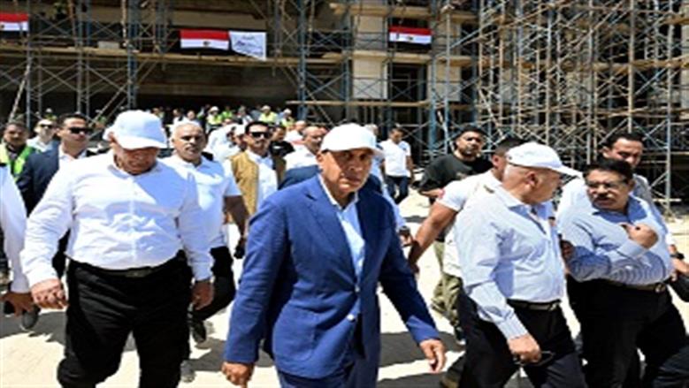 «قناة سويس جديدة على القضبان».. مدبولي يتفقد محطة القطار الكهربائي السريع في مطروح