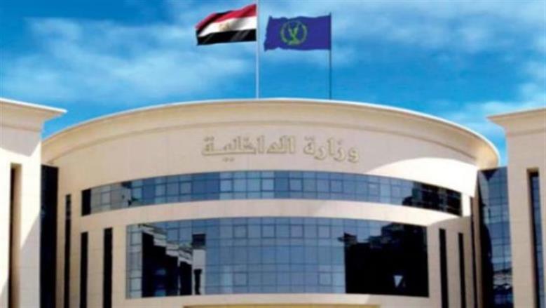 الأمن يسيطر على شخص بحالة نفسية سيئة هدد بإيذاء نفسه بالقاهرة