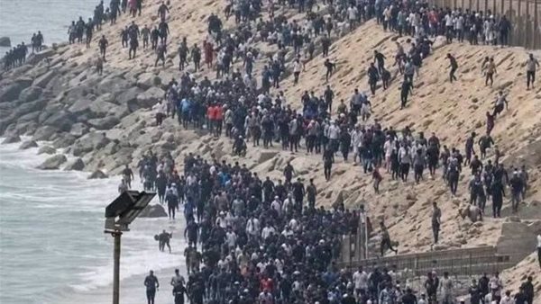وزير الداخلية الإسباني: 72 ألف مهاجر دخلوا سبتة، عاد منهم 70 ألفا إلى المغرب