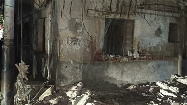 انهيار شرفة منزل بشارع الأتوبيس الجديد بالمنصورة دون إصابات ( فيديو)