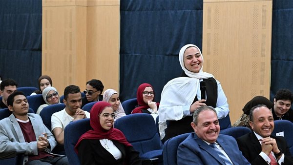 طالبة من أوائل الثانوية تسأل عن الطبقة المتوسطة.. ومدبولي يكشف ما ينتظرها