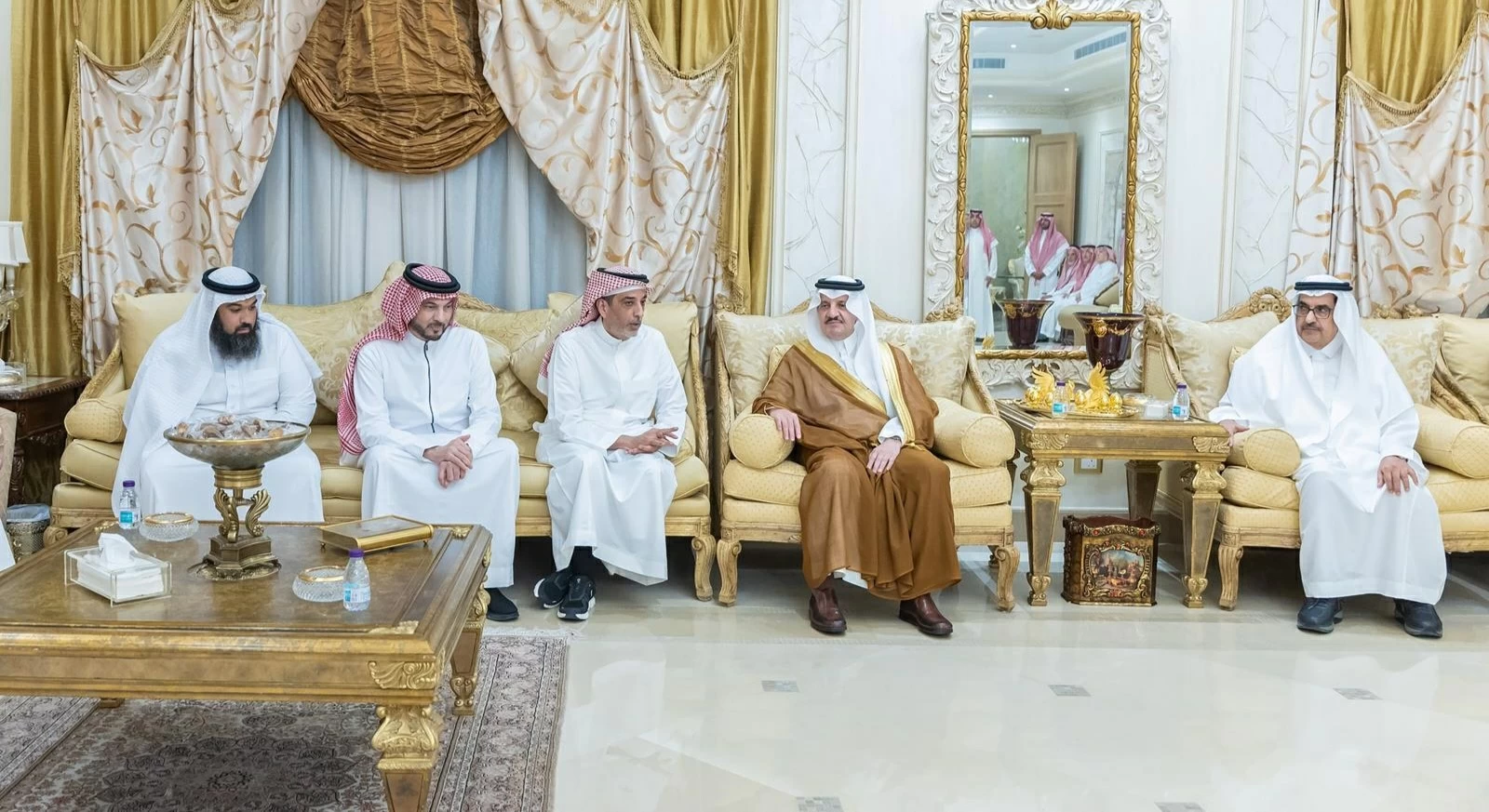 أمير الشرقية يقدم التعازي لأبناء بكر بن بكر في وفاة والدهم – أخبار السعودية