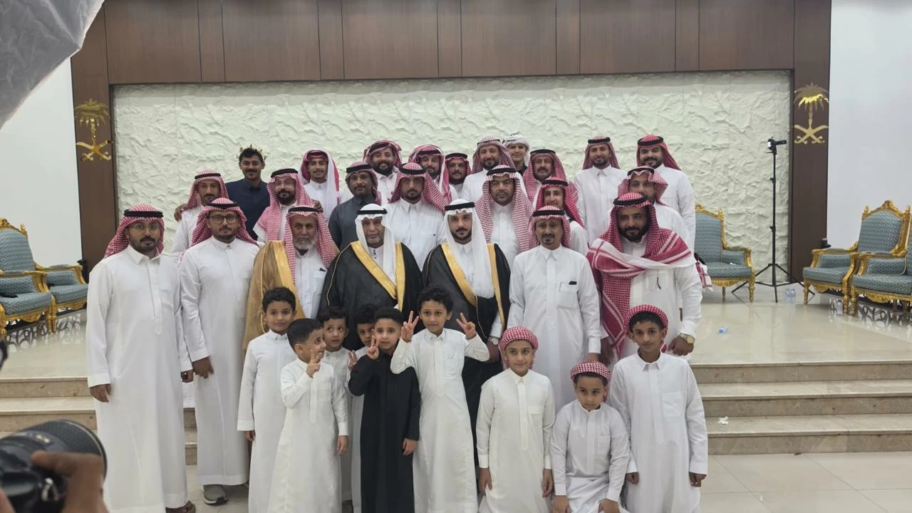 مشهور يحتفل بزواج عمر – أخبار السعودية
