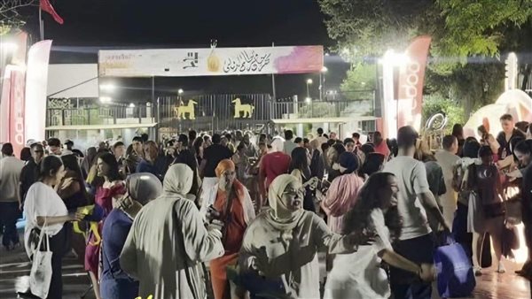 زحام في شوارع قرطاج بسبب حفل تامر عاشور والجمهور يردد أغانيه قبل صعوده للمسرح (فيديو)