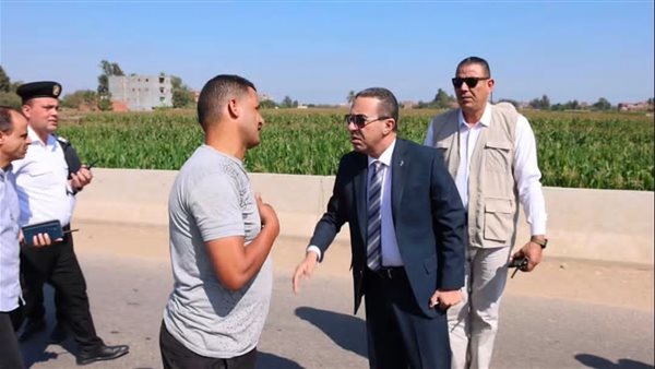 عملت إيه في دنيتك؟.. حظه السيئ أوقعه في وجه المحافظ.. ماذا ينتظر سائق الميكروباص بعد ضبطه عكس الاتجاه؟