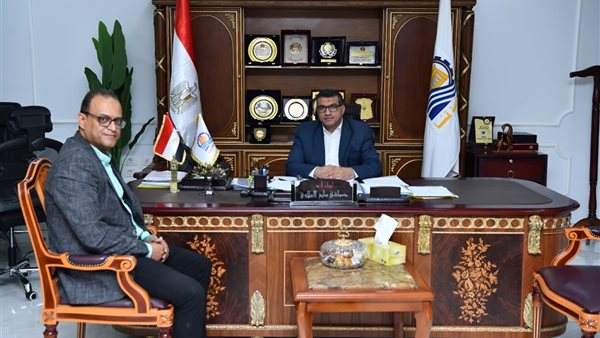 محافظ قنا يستعرض جهود الارتقاء بمستوى الخدمات الطبية المقدمة للمواطنين