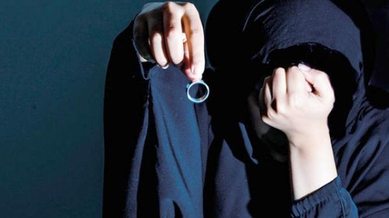 سرقة في منتصف الليل كشفت حقيقة الزوج.. سيدة تطلب الطلاق بعد 30 عامًا من الزواج