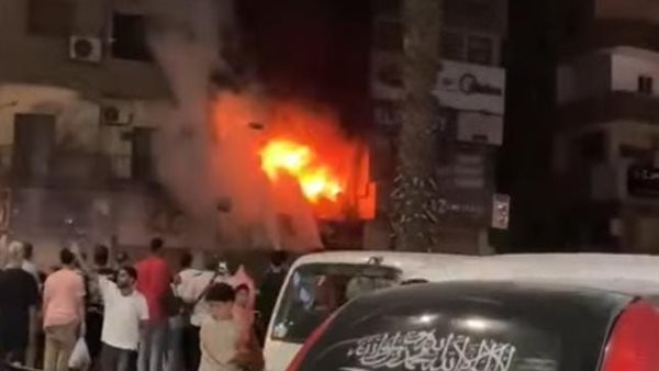 لحظة السيطرة على حريق إحدى البازارات بمنطقة سقارة في فيصل (فيديو)
