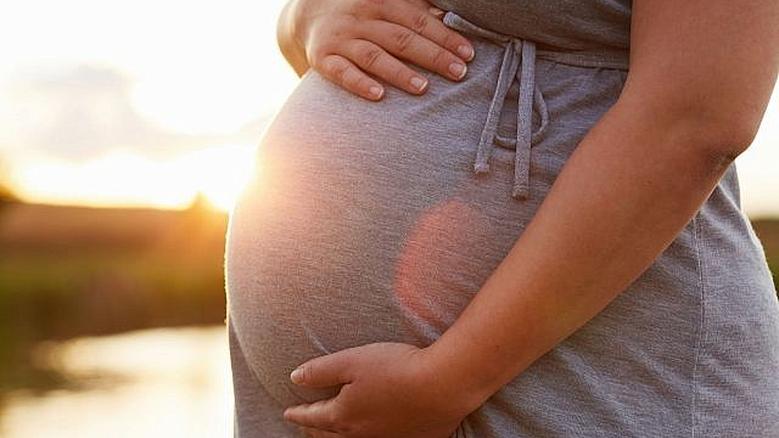 استشاري تغذية علاجية: المرأة الحامل لا تحتاج إلى مضاعفة كمية الطعام