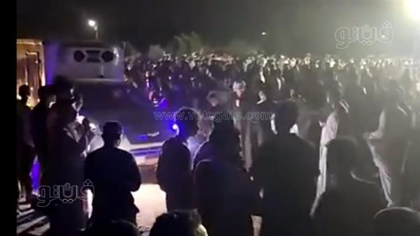 وسط صراخ يشق ظلمة الليل، تشييع جثامين 18 من ضحايا حادث الإسماعيلية في الشرقية (فيديو وصور)