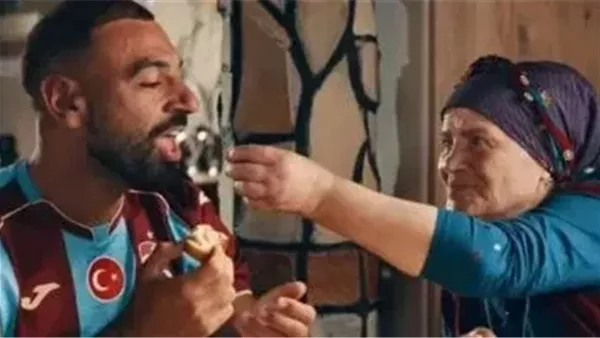 خديجة أكباش بطلة إعلان محمد صلاح: بعتبره ابني الرابع وسأحضر أول لقاء له مع طرابزون