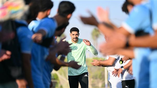 لحظة استقبال لاعبي المصري لـ محمد سيحا (صور)
