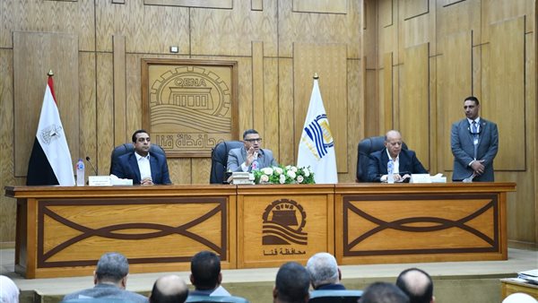 محافظ قنا يستجيب لعدد من شكاوى المواطنين في اللقاء المفتوح ويفحص 205 طلبات ويوجه بسرعة حلها