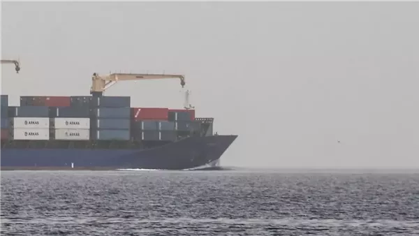 الحكومة اليمنية: غرق سفينة هندية في البحر الأحمر بعد استهدافها بزورق حوثي مفخخ