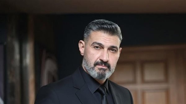 ياسر جلال يقف بجانب فهمي بدوي في محنة مرضه، زيارة ليلية ودعم مالي ورسالة مؤثرة لعائلته