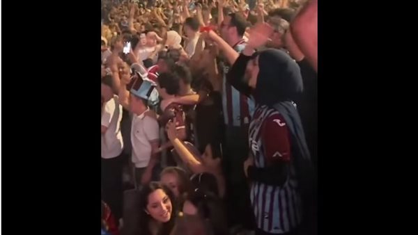 جماهير طرابزون التركي تهتف باسم محمد صلاح بعد إعلان التعاقد (فيديو)