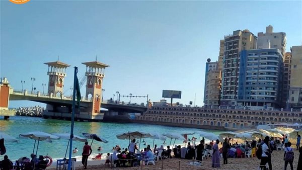 إقبال متوسط على شواطئ الإسكندرية ورفع الرايات الخضراء والصفراء