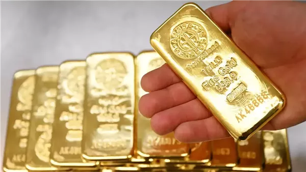 بعد انخفاضه 2% أمس، الذهب يرتفع مع ترقب محضر اجتماع المركزي الأمريكي