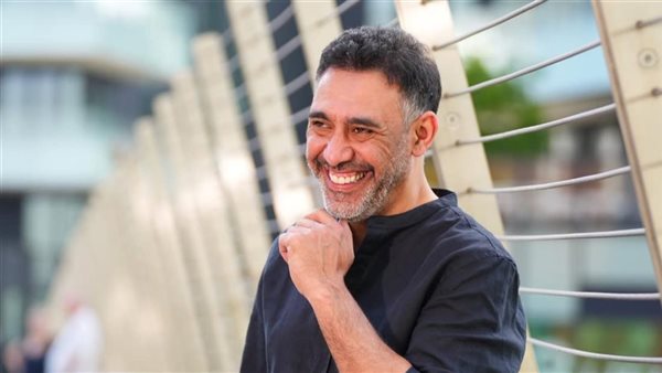 “ولياليا”، عمرو مصطفى يشوق جمهوره بكوبليه أغنية جديدة من هاتفه الشخصي في ظهور مفاجئ