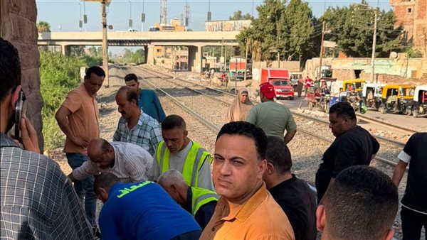 مصرع فتاة أسفل عجلات قطار بمزلقان الجميل في طنطا (صور)
