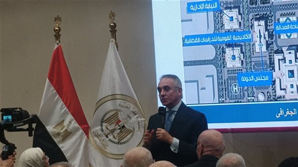 وزير العدل يستقل المونوريل متوجهًا إلى مدينة العدالة ويستمع لآراء المواطنين