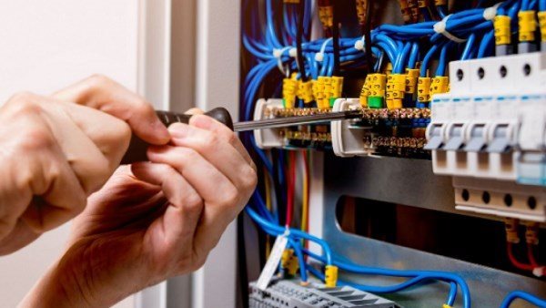 الكهرباء تفسر حقوق وواجبات التفتيش على سرقة التيار الكهربائي بالمنازل