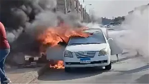 تفحم سيارة ملاكي التهمتها النيران بمحور جمال عبدالناصر (صور)